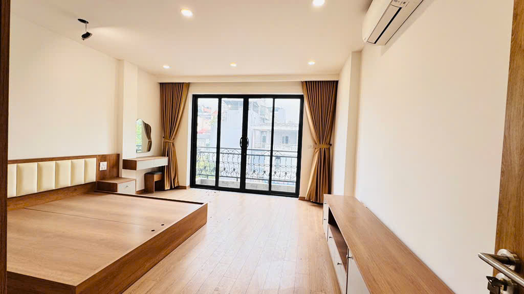Mặt Phố Kim Đồng 55m2 5 tầng Vỉa vè Rộng - Kinh doanh sầm uất ngày và đêm